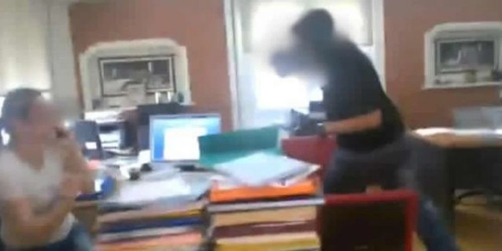 Απίστευτο! Μπούκαρε στο γραφείο του Δημάρχου της Χαλκίδας και τα έκανε «γυαλιά – καρφιά»